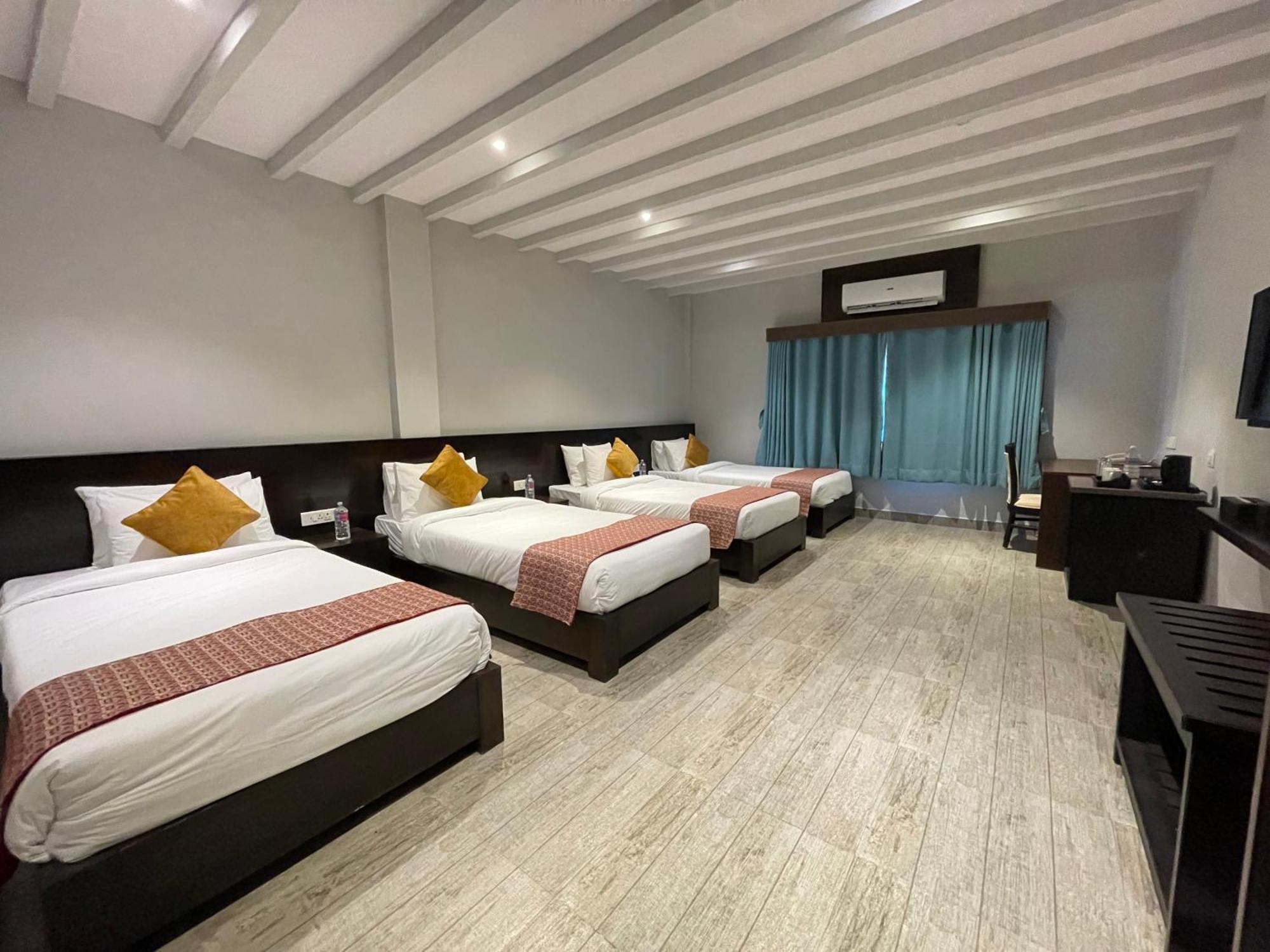 Regenta Resort & Spa By Riverside, チトワン エクステリア 写真