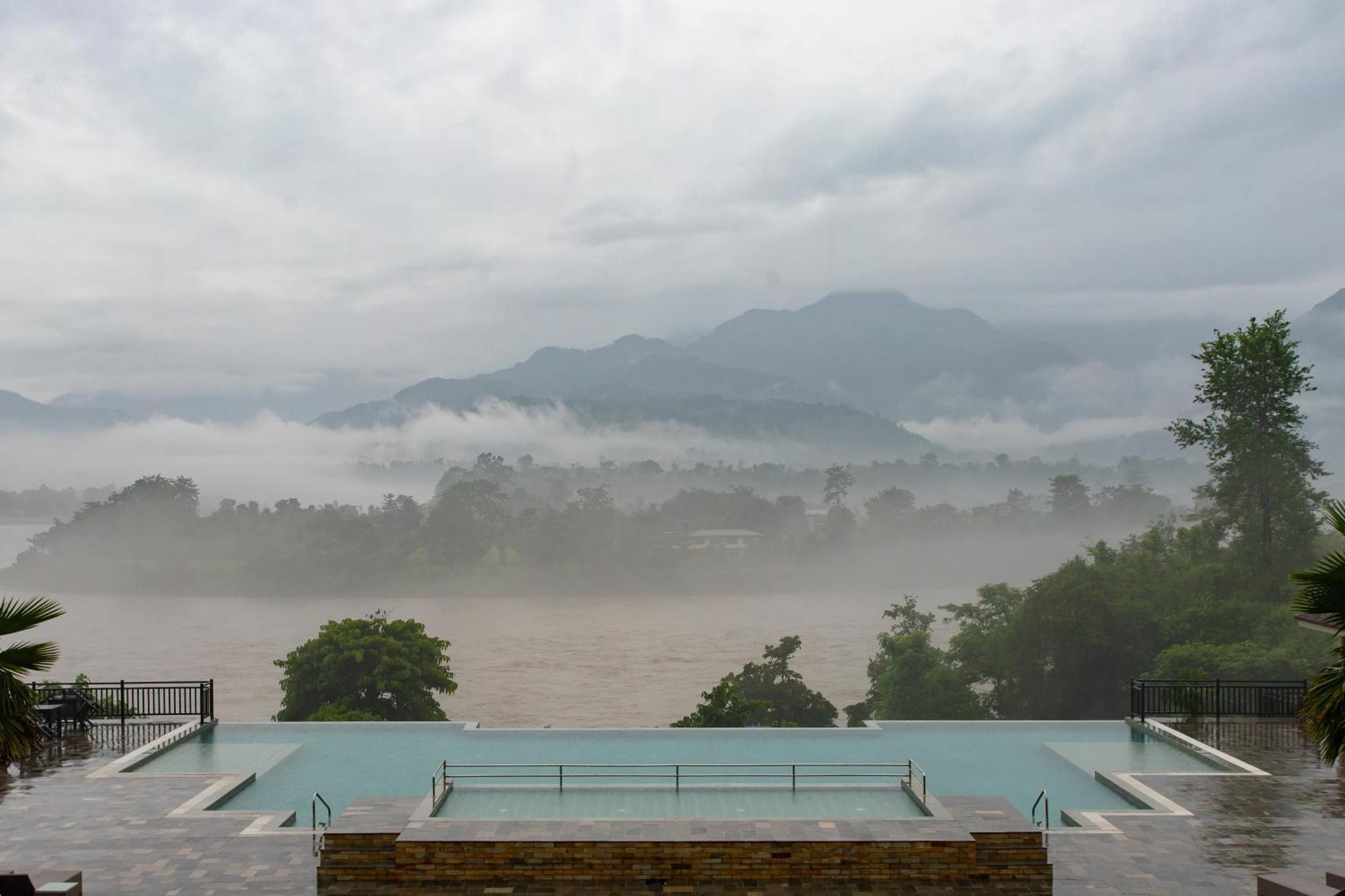 Regenta Resort & Spa By Riverside, チトワン エクステリア 写真