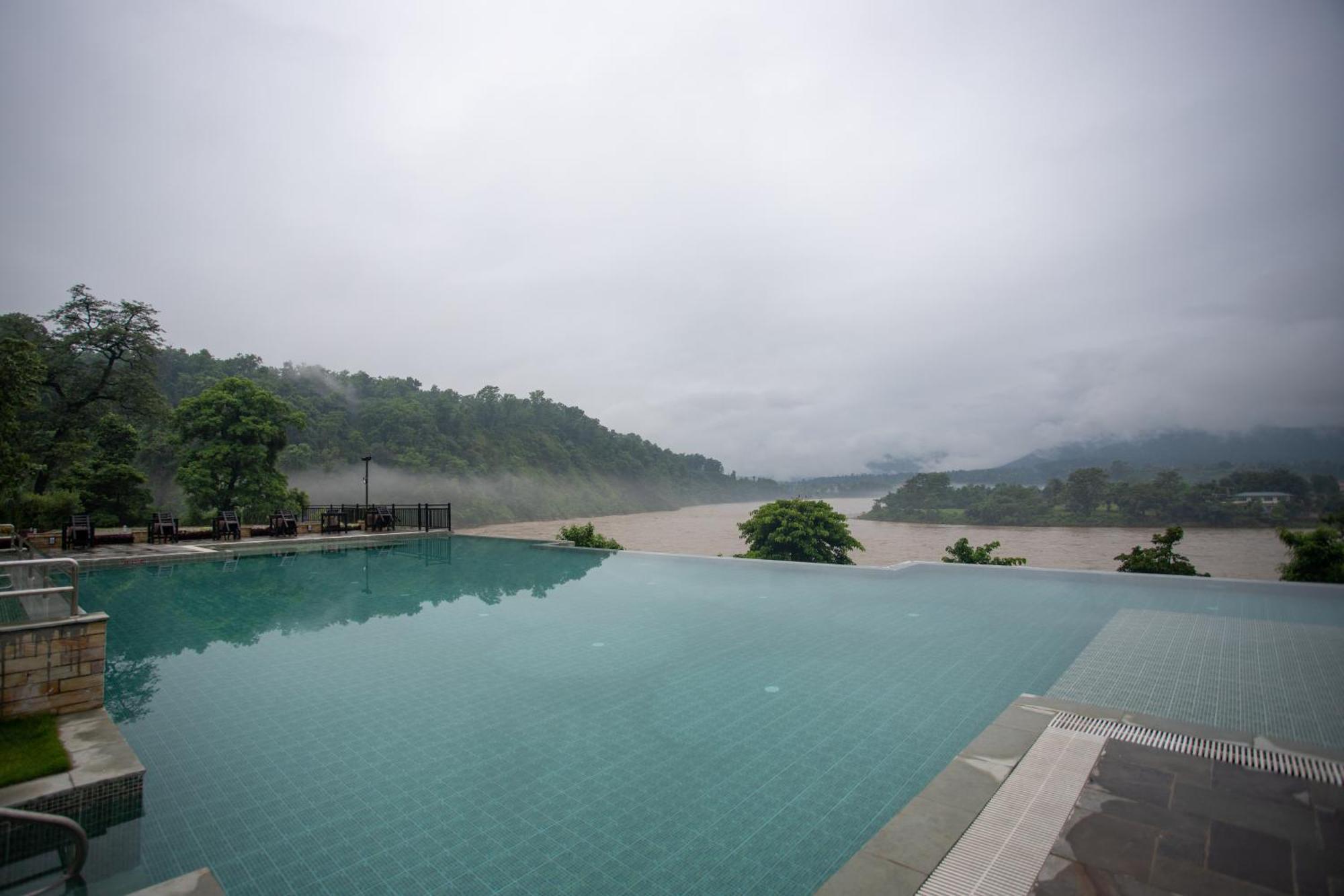 Regenta Resort & Spa By Riverside, チトワン エクステリア 写真