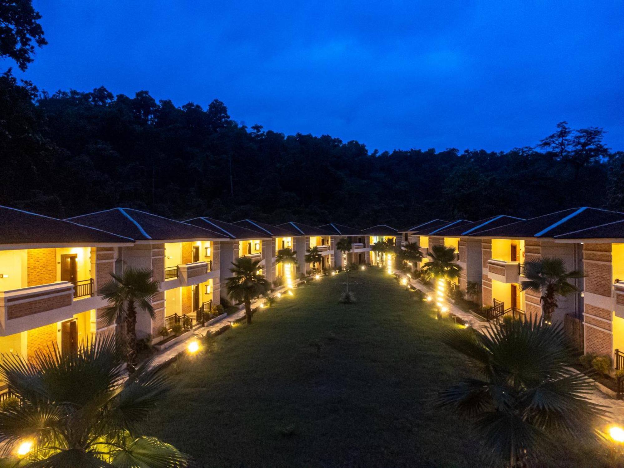 Regenta Resort & Spa By Riverside, チトワン エクステリア 写真