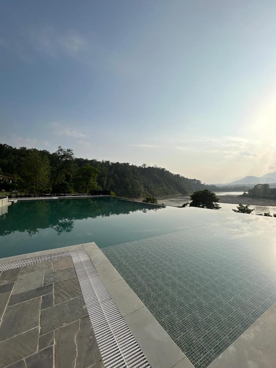 Regenta Resort & Spa By Riverside, チトワン エクステリア 写真