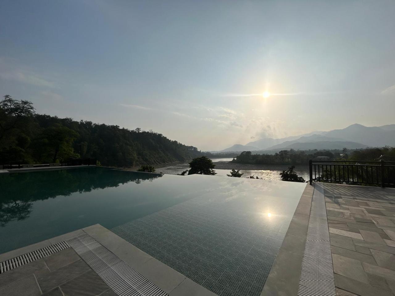 Regenta Resort & Spa By Riverside, チトワン エクステリア 写真