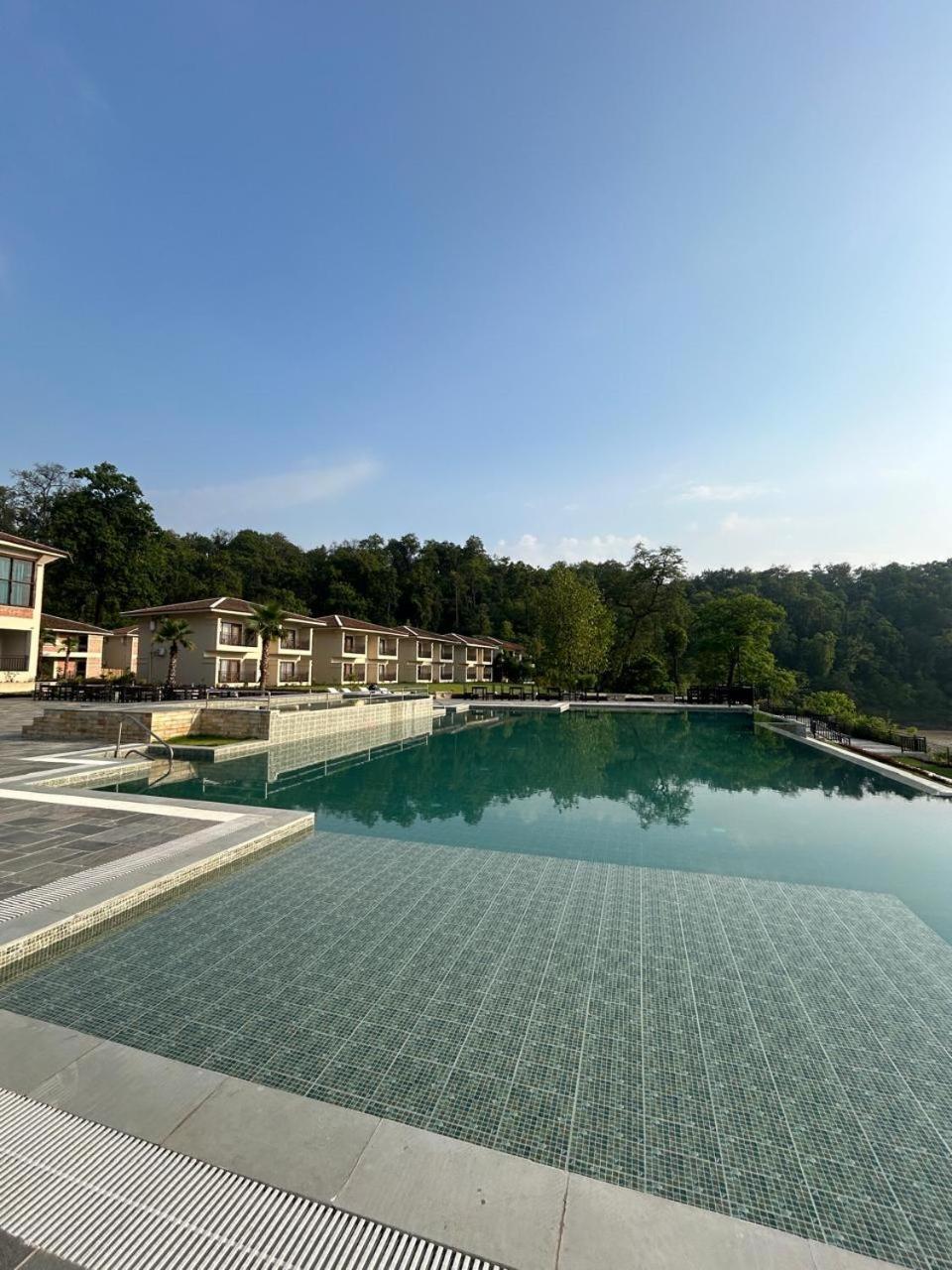 Regenta Resort & Spa By Riverside, チトワン エクステリア 写真