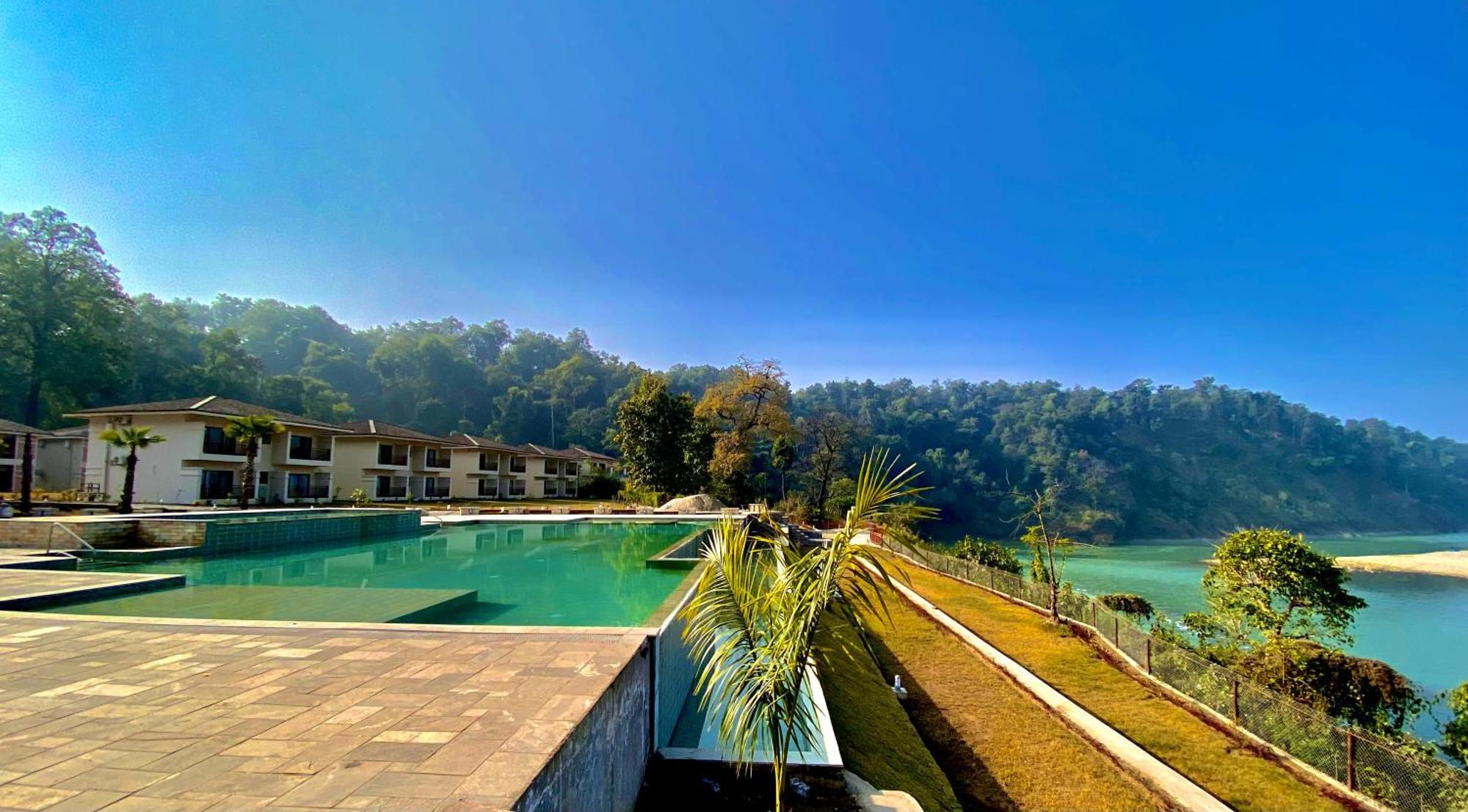 Regenta Resort & Spa By Riverside, チトワン エクステリア 写真