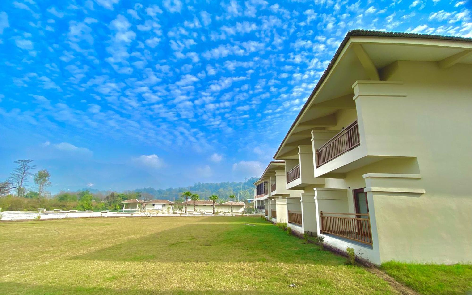 Regenta Resort & Spa By Riverside, チトワン エクステリア 写真