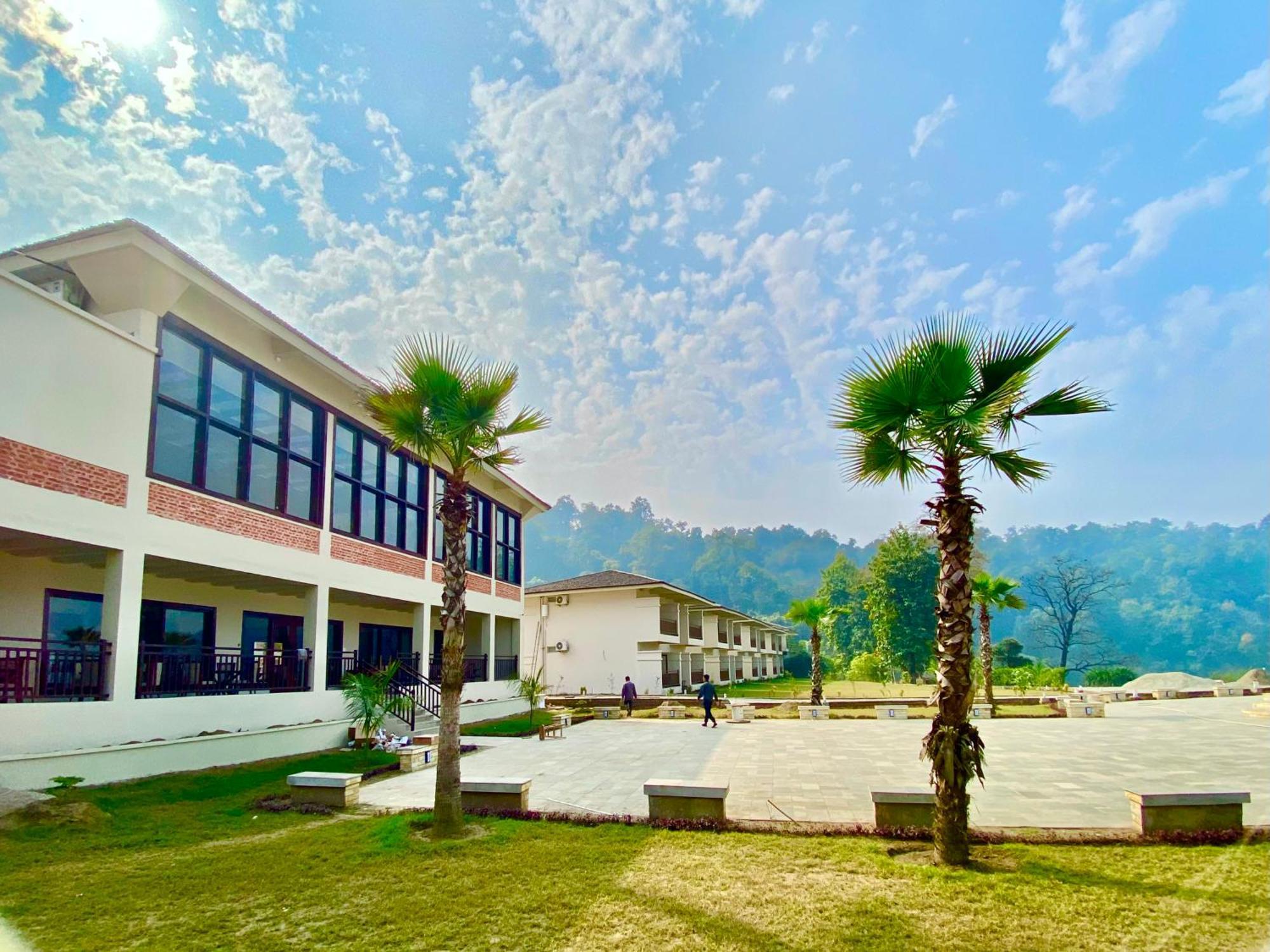 Regenta Resort & Spa By Riverside, チトワン エクステリア 写真