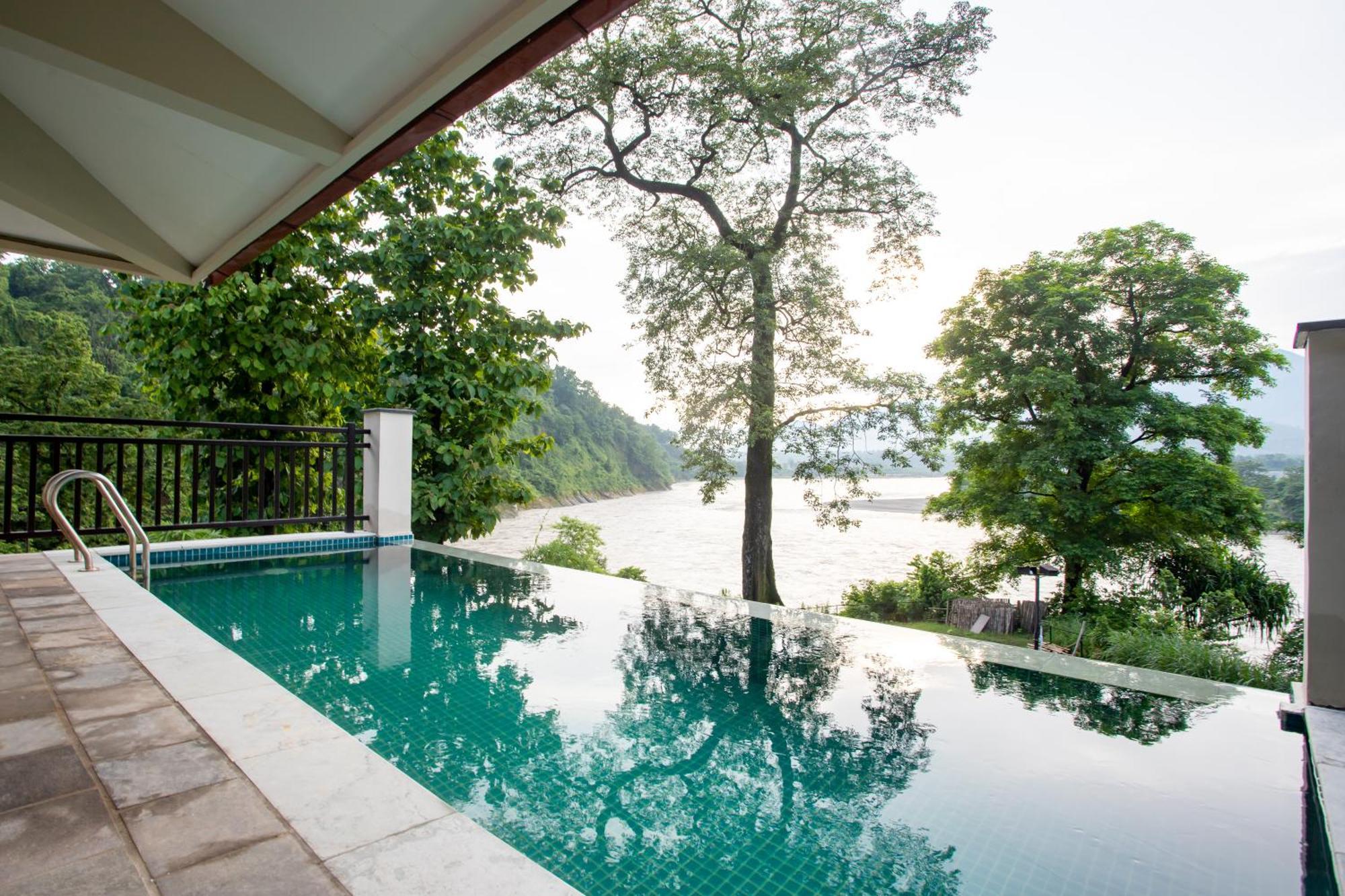 Regenta Resort & Spa By Riverside, チトワン エクステリア 写真