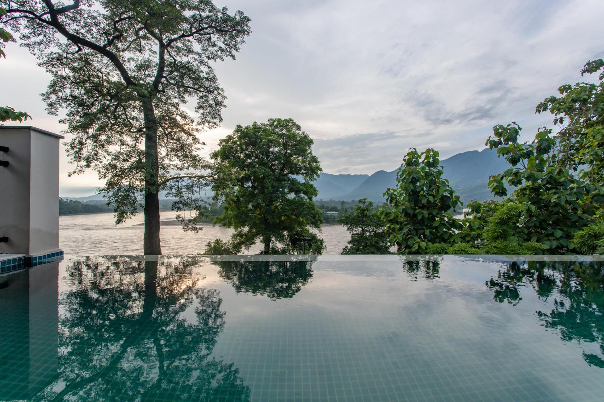 Regenta Resort & Spa By Riverside, チトワン エクステリア 写真