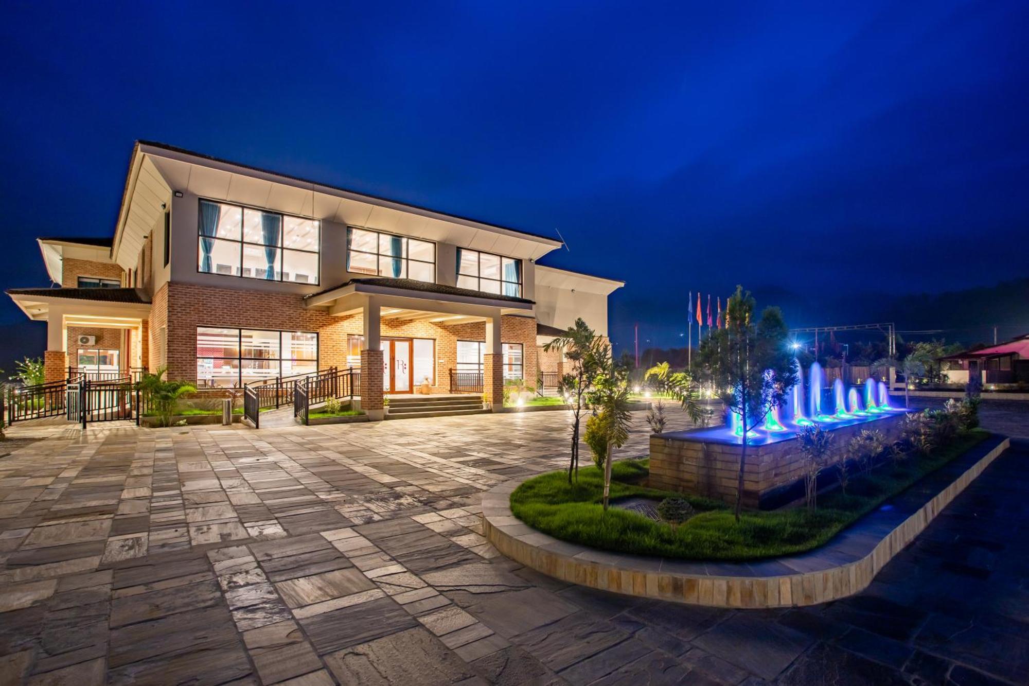 Regenta Resort & Spa By Riverside, チトワン エクステリア 写真