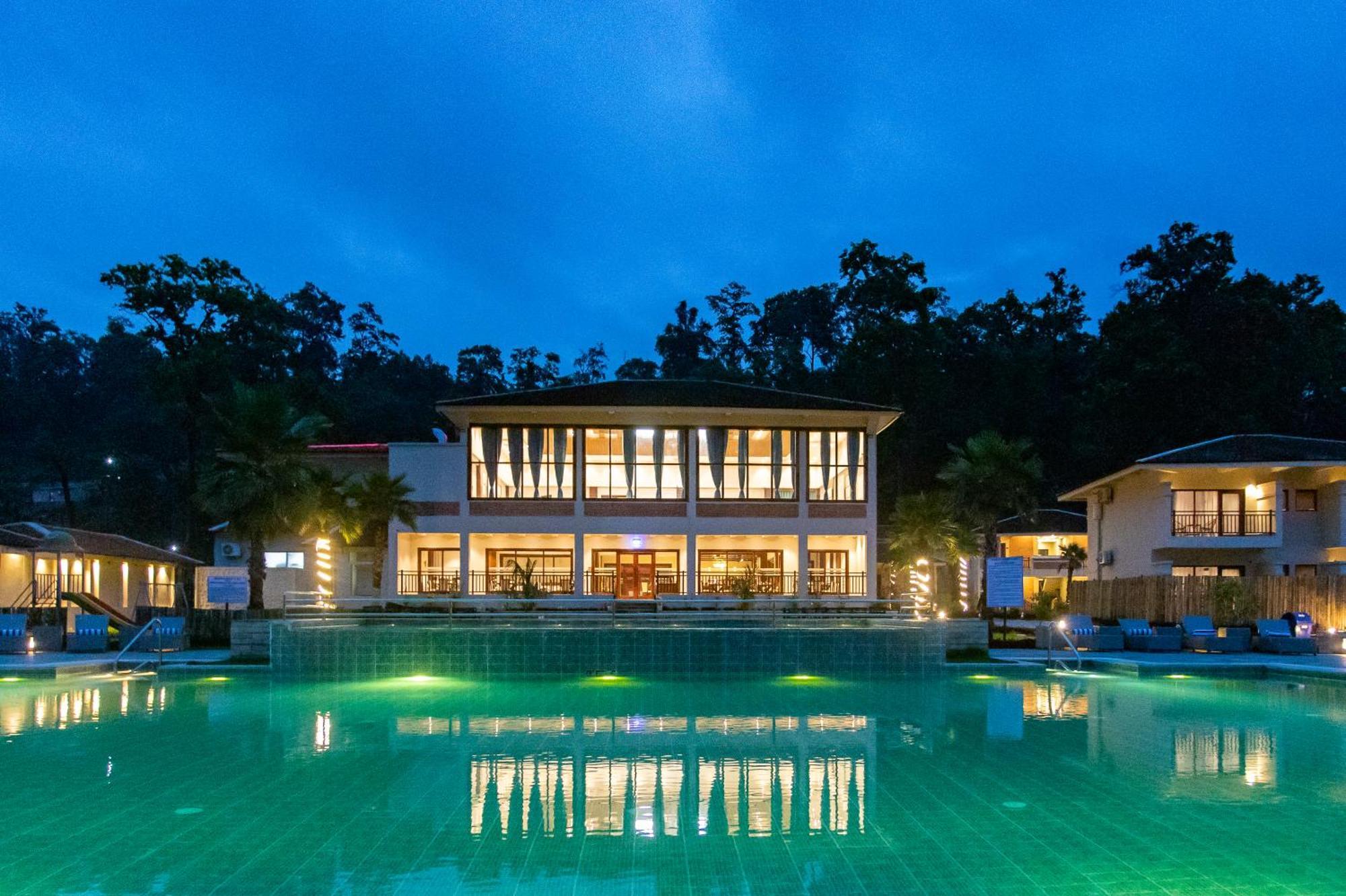Regenta Resort & Spa By Riverside, チトワン エクステリア 写真