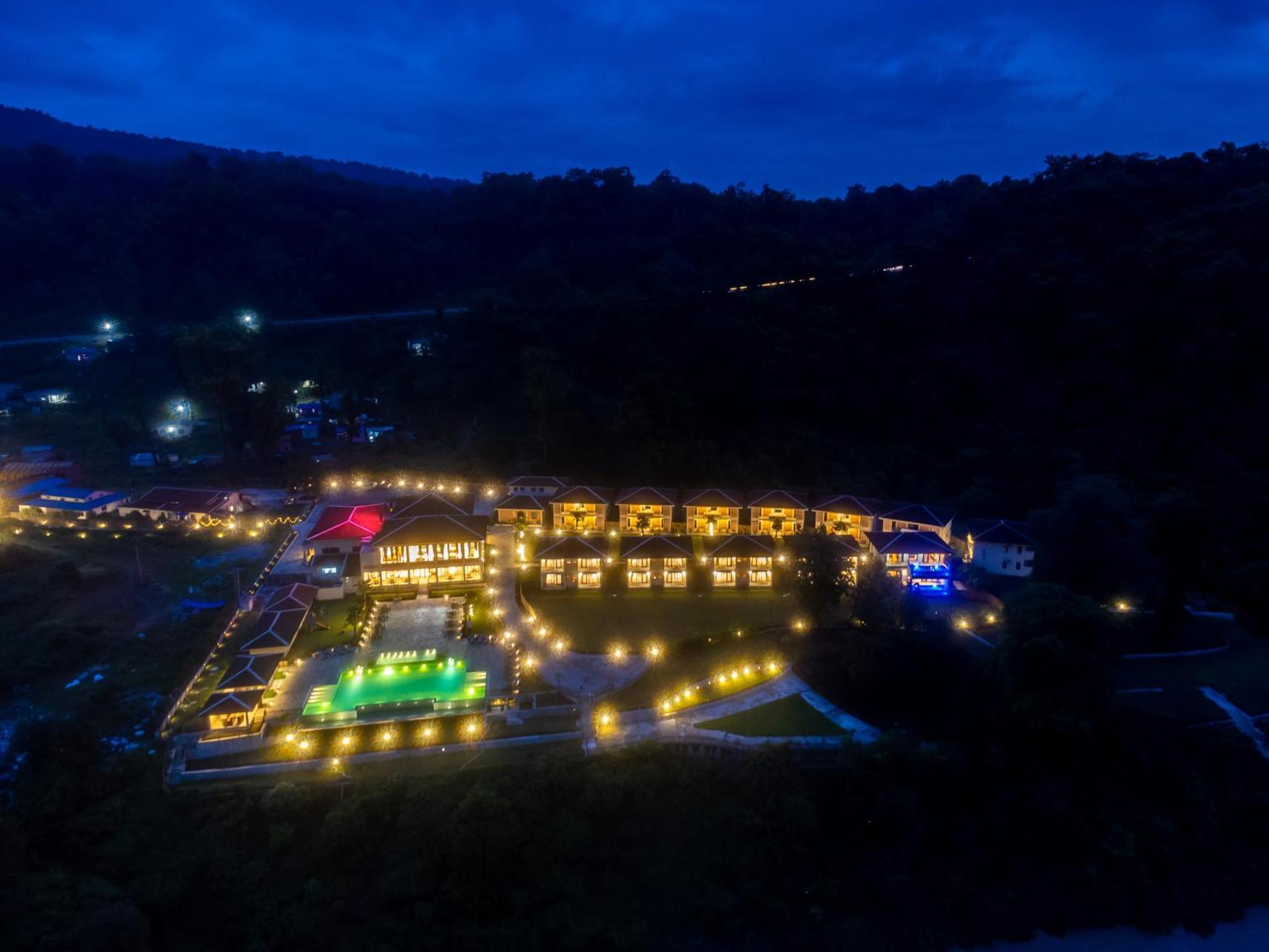 Regenta Resort & Spa By Riverside, チトワン エクステリア 写真